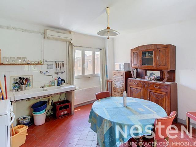 A vendre à LORGUES dans un immeuble familiale 4 lots d' appartements de 141 m²
