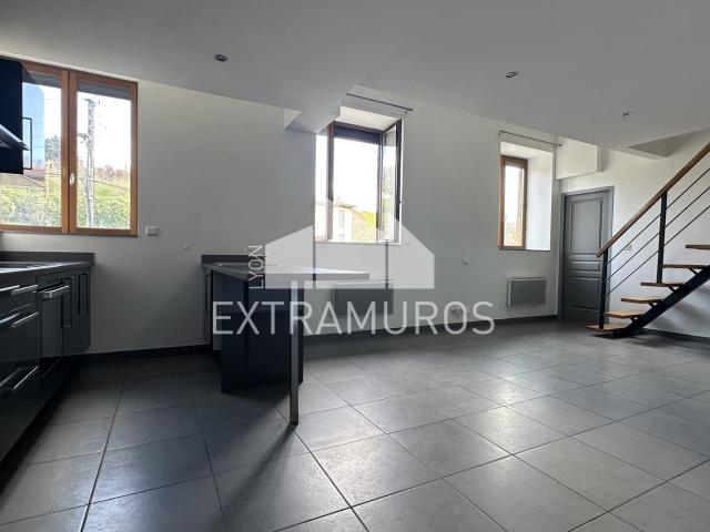A VENDRE A PROXIMITE DE TOUTES LES COMMODITES AGREABLE MAISON APPARTEMENT EN DUPLEX AVEC DOUBLE GARAGES
