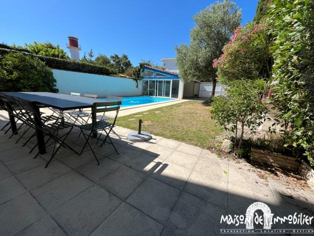 A vendre à ROYAN Charente Maritime 17 Vente Villa des Sixties 7 pièces 192m2 Piscine et jardin Aperçu mer