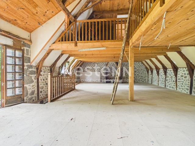 A vendre à Saint Martin Valmeroux, au coeur du pays de Saler. 88m² Salers