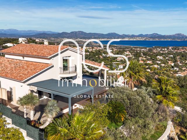 A vendre à Saint Aygulf Propriété avec vue mer panoramique, 200m2, piscine, studio, garage 4 voitures