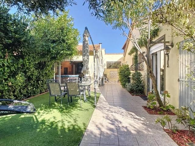 A vendre à Sainte Maxime villa au centre ville et au calme!