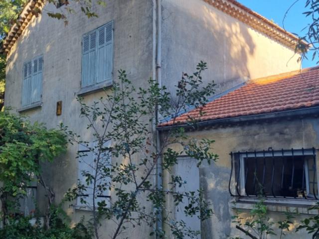 A VENDRE A SIX FOURS LES PLAGES VILLA PROCHE MER ET COMMERC
