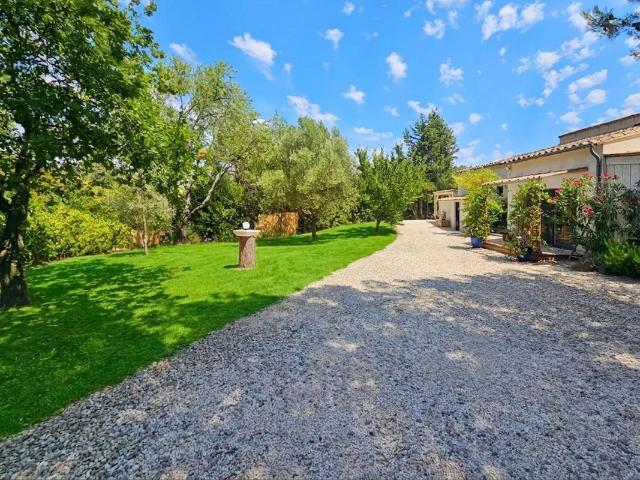 À Vendre à Uzès Maison plain pied 4 ch 126m² habitable. 126m² Uzès