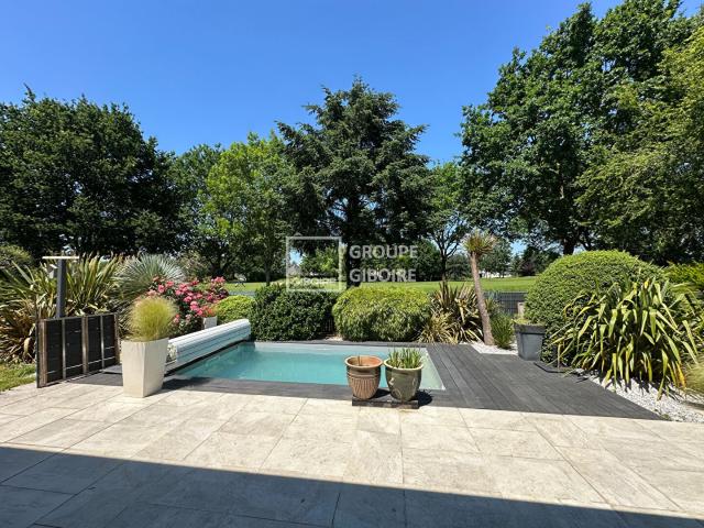 A VENDRE AGENCE GIBOIRE Maison familiale d'environ 227m2 BRUZ Golf de cicé Blossac