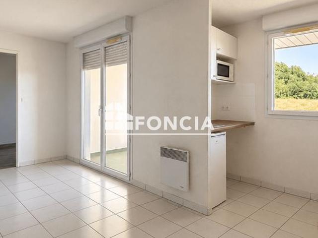 À vendre, agréable appartement T2 de 45 m² situé au 3ᵉ étage d'une résidence récente avec piscine