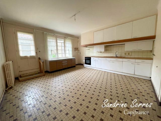 A vendre ALZONNE Charmante maison de village en pierre T 8, grenier, garage et cour intérieure