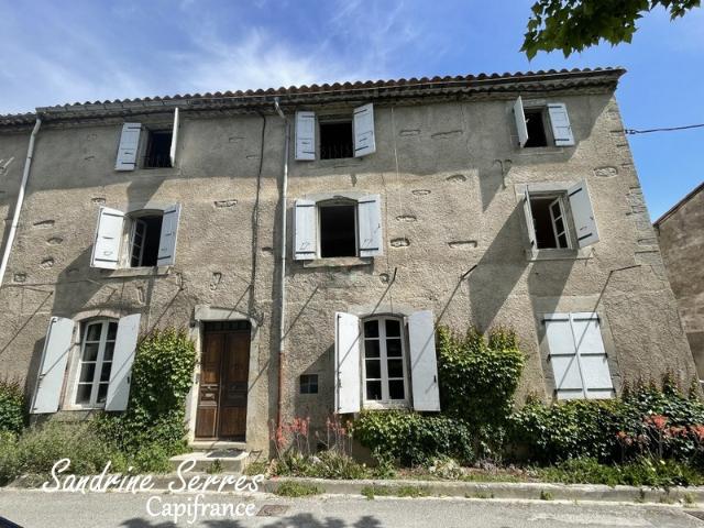 A vendre ALZONNE Charmante maison de village en pierre T 8, grenier, garage et cour intérieure