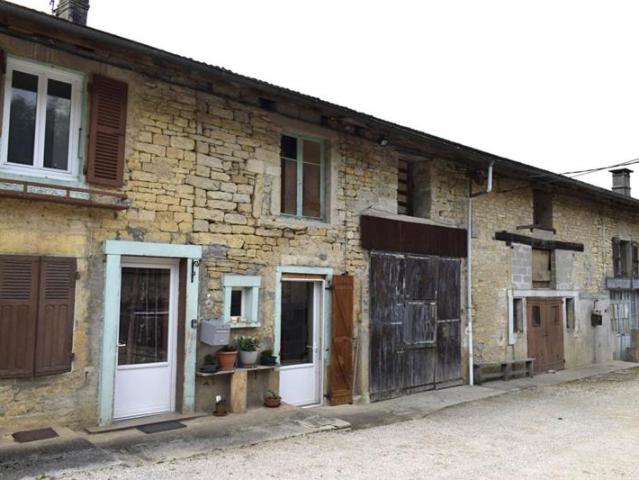 À vendre Ancien corps de ferme avec 1 hectare de terrain Louvenne / Val Suran