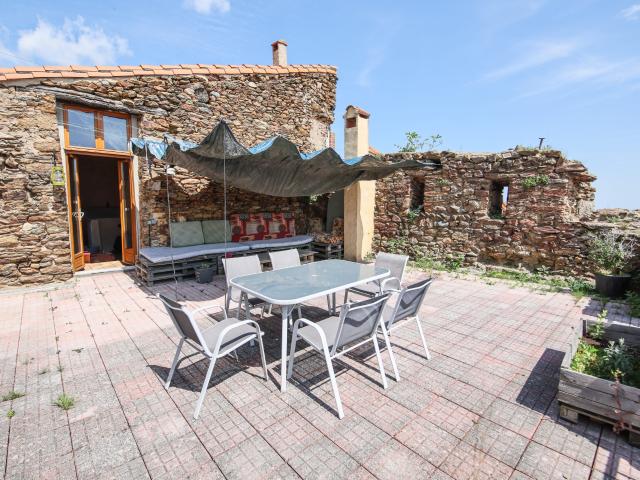 À vendre Ancien château de charme situé dans un environnement exceptionnel à La Bastide