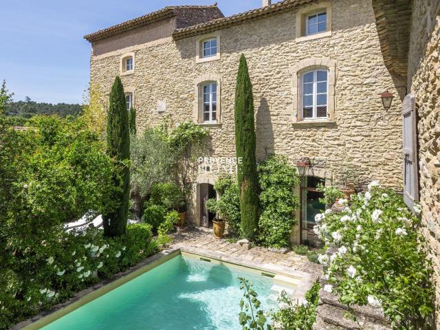 A Vendre Ancien Relais De Poste Restaure Dans Le Centre Du V. 390m² Cabrières d'Avignon