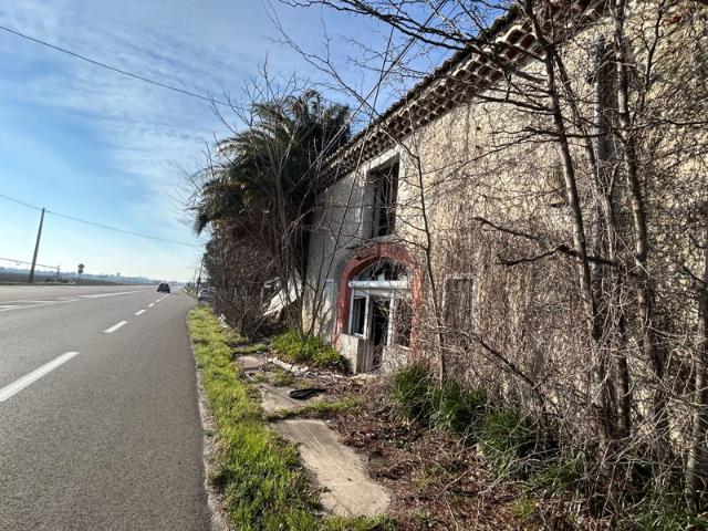 À VENDRE: Ancien restaurant à réhabiliter – Le long de la N7 PIERRELATTE 26