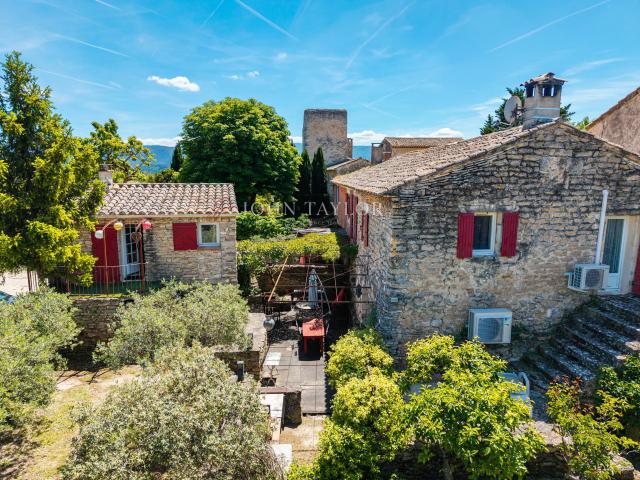 À Vendre – Ancienne Demeure du XIIIᵉ Siècle avec Gîte Indépendant à Proximité de Gordes Luberon Provence