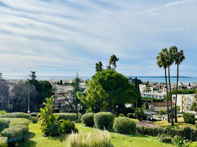 A VENDRE ANTIBES APPARTEMENT 3 PIECES TRAVERSANT VUE MER GARAGE PISCINE TENNIS
