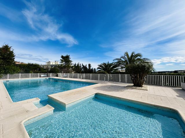 A VENDRE ANTIBES APPARTEMENT 3 PIECES TRAVERSANT VUE MER GARAGE PISCINE TENNIS