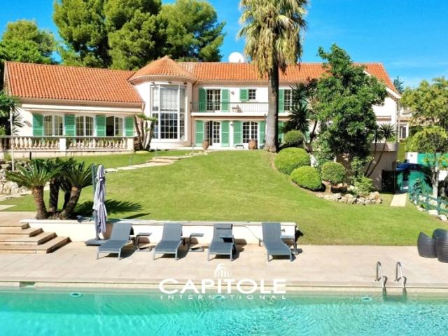 A vendre Antibes Cette somptueuse propriété de 620 m², sur un terrain de 7 300 m² propose un cadre de vie d'exception: 16 pièces, parc avec piscine et pool house, bar lounge