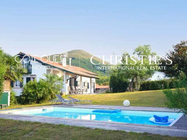 À vendre Ascain Maison de caractère avec piscine au cœur du village