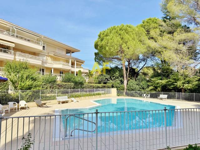 A vendre, appartement 4 pièces 147m2 + terrasse Sud dans résidence de standing à BOULOURIS