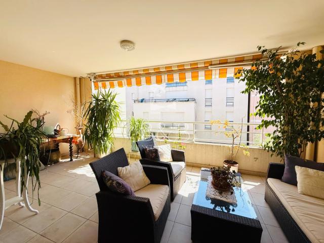 A VENDRE APPARTEMENT 3 PIECES 90 M2 AVEC GARAGE CV A PIED