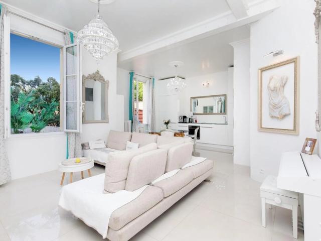 À VENDRE: APPARTEMENT 3 PIÈCES À CANNES DANS UNE RÉSIDENCE BOUR