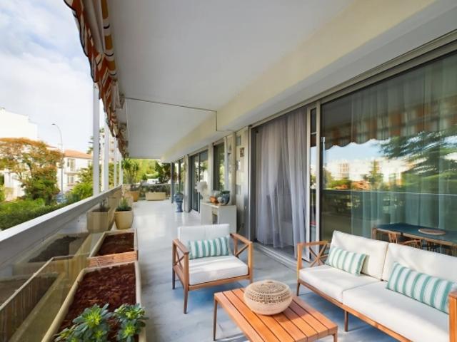À VENDRE: APPARTEMENT 3 PIÈCES AVEC GRANDE TERRASSE ET PISCINE