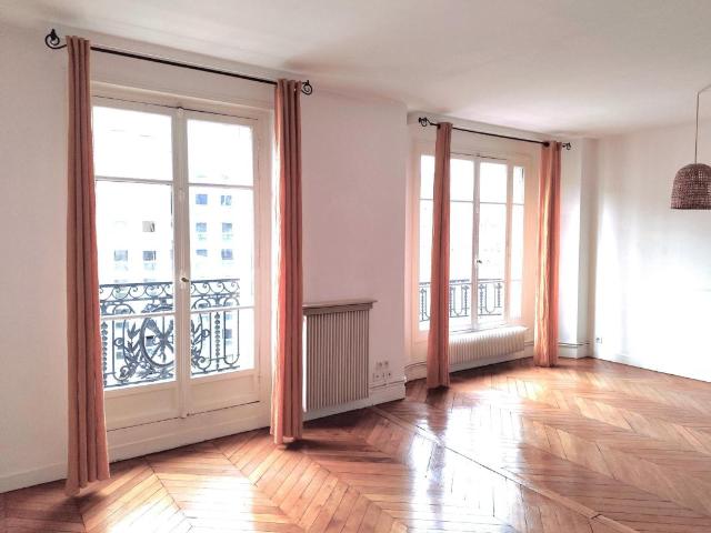 A vendre appartement 3 pièces immeuble Haussmannien 71 m² PARIS étage 5 Quartier Champ de Mars