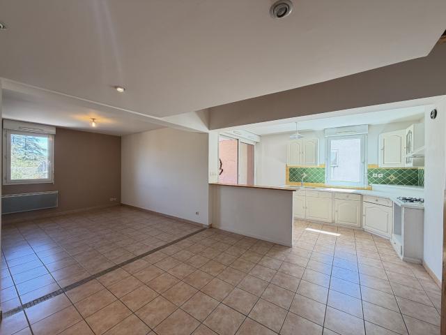 A VENDRE APPARTEMENT T3 EN RÉSIDENCE AVEC PARKING ET BALCON 83470 SAINT MAXIMIN LA SAINTE BAUME
