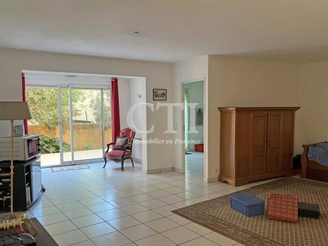 A vendre, appartement T2 au centre de Vaison La Romaine avec garage