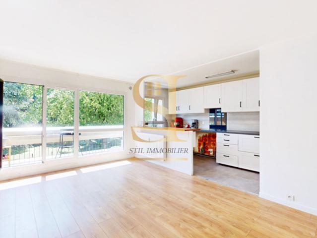 À VENDRE Appartement avec balcon à Évry, cadre calme et
