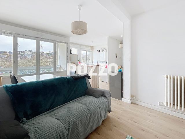 A VENDRE APPARTEMENT DE 4 PIECES 64 m2 AVEC BALCON, CAVE ET GRENIER A VIRE NORMANDIE 14