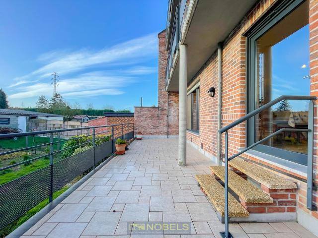 A vendre, appartement de 2 chambres à coucher avec garage et jardin à Lessen, dans un état impeccable