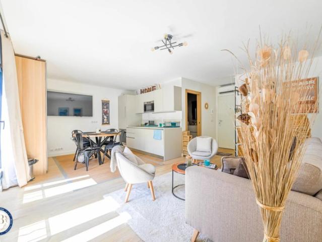 À VENDRE – SUPERBE APPARTEMENT MODERNE DE 2 CHAMBRES PORT D’ANTIBES RESIDENCE RECENTE DE STANDING AVEC ASCENSEUR
