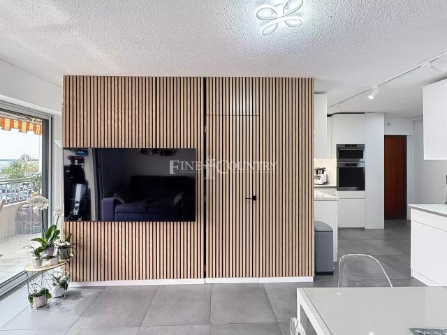 A vendre appartement rénové avec terrasse au Cœur de Golfe Juan