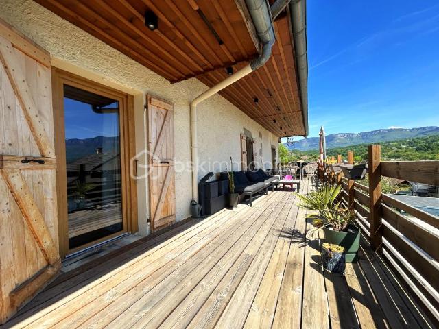 À vendre – Appartement rénové de 101 m² au sol avec terrasse et parking à Grésy sur Aix