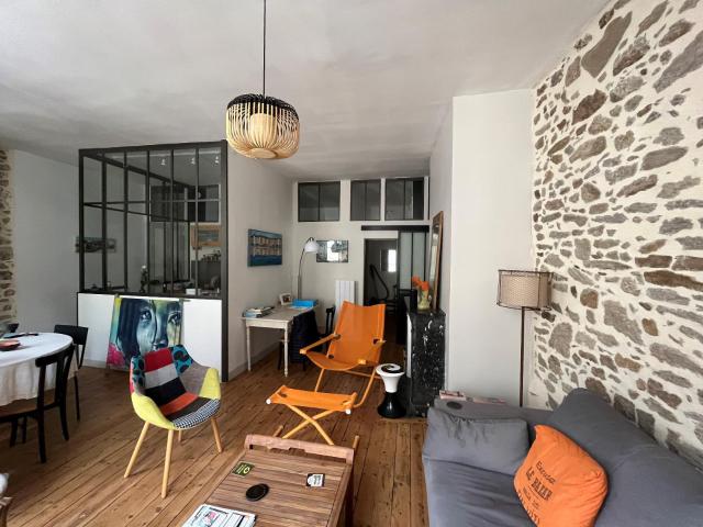 À vendre: Appartement rénové sur le port, au cœur de l'intra muros