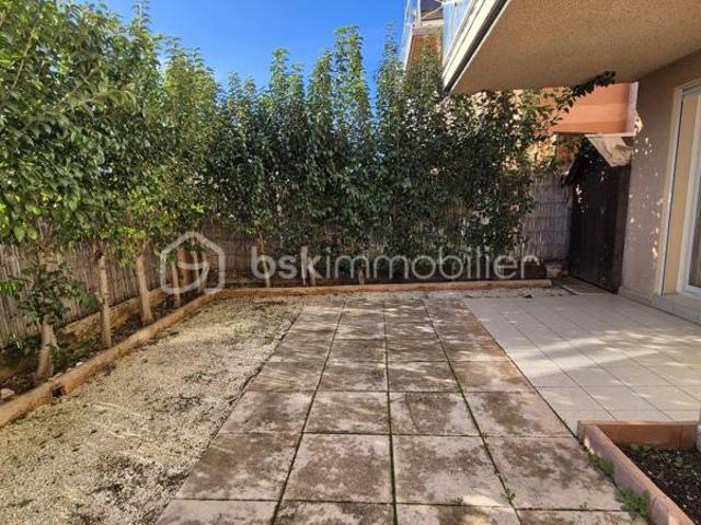 A VENDRE APPARTEMENT REZ DE JARDIN DE 48M² A SALEILLES TERRASSE DEUX PARKINGS PRIVES CELLIER TERRASSE FAIBLES CHARGES FIBRE