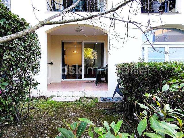 A vendre appartement, sur le Golf de Pont Royal, avec un jardin