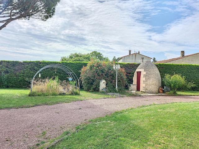 A vendre au Gua, maison 214 m², 6 pièces, studio indépendant, garage et piscine couverte, sur un terrain de 5280 m²