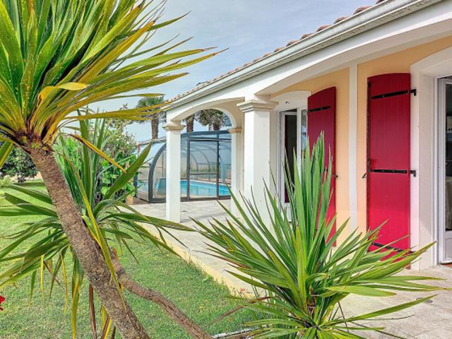 A vendre au Gua, maison 214 m², 6 pièces, studio indépendant, garage et piscine couverte, sur un terrain de 5280 m²