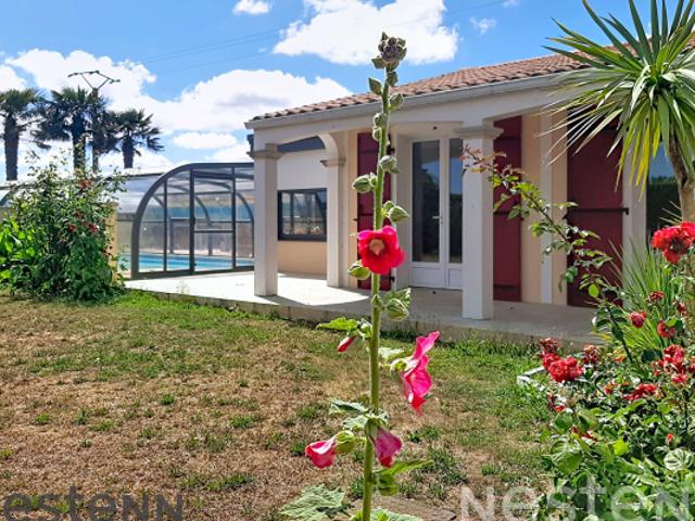 A vendre au Gua, maison 214 m², 6 pièces, studio indépendant, garage et piscine couverte, sur un terrain de 5280 m²