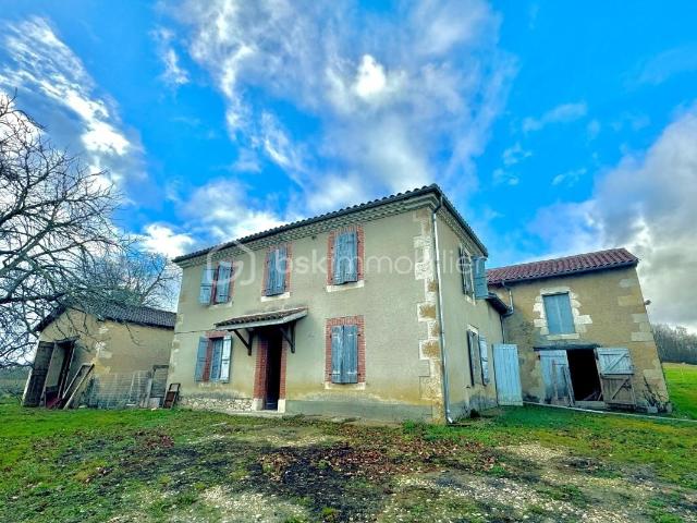 À Vendre: Authentique propriété en pierre à rénover – Pavie 32