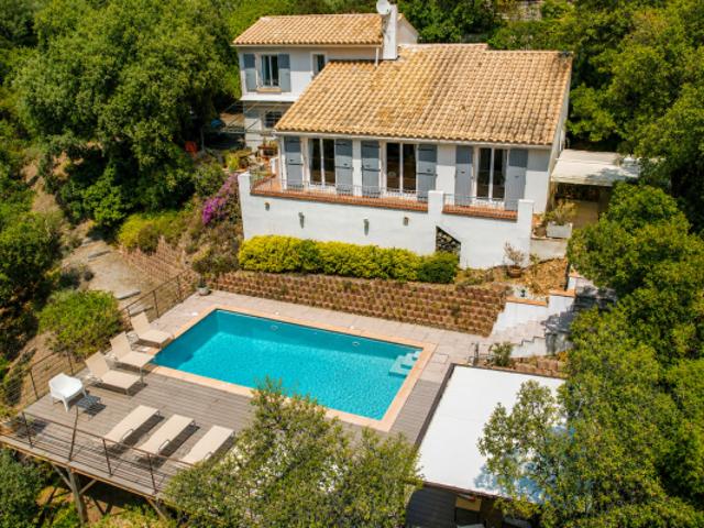 A VENDRE AUX ISSAMBRES VILLA VUE DÉGAGÉE SUR LA COLLINE 3 CHAMBRES AVEC PISCINE EN BOUT D'IMPASSE