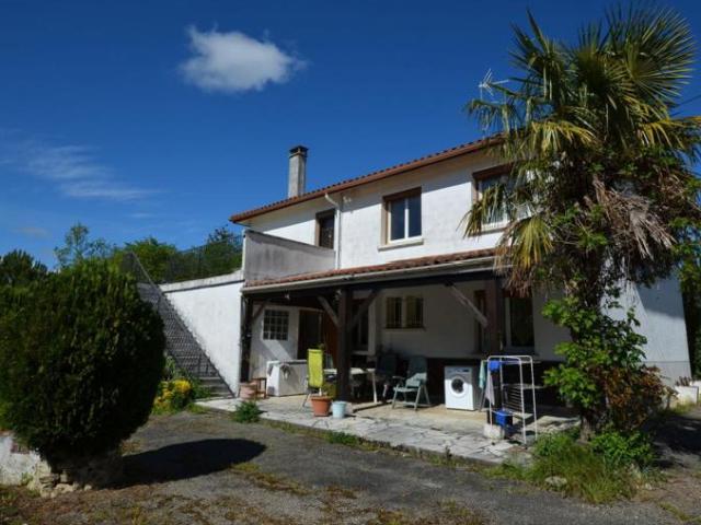 A vendre aux portes d'Auch, Gers: Maison sur 2 niveaux avec 6 chambres, espace extérieur d'environ 1 000m2. Quartier paisible et bucolique à quelques minutes de toutes les commodités. Idéal famille, habitat intergénérationel, indépendant, location
