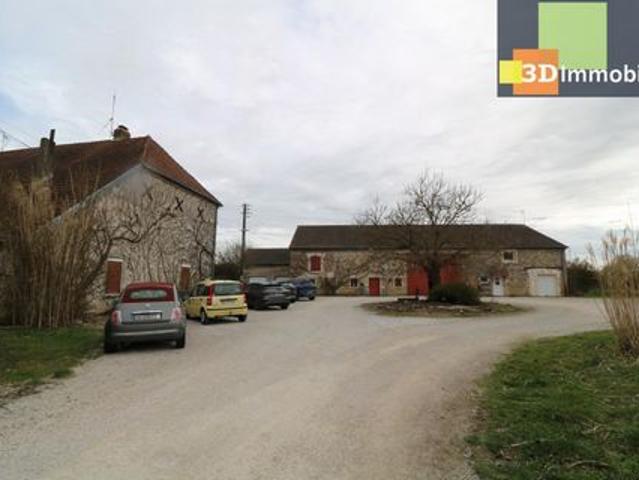 A vendre aux portes de Dole domaine en pierres de 14 pièces sur 606 m² habitables avec grand terrain de 18902m²