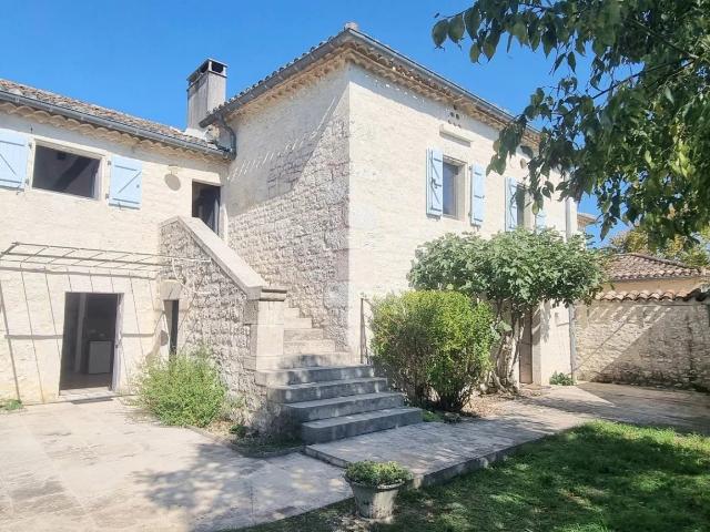 MAISON EN PIERRE