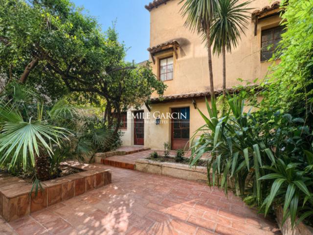 À vendre Avignon Intra muros Centre historique Ensemble immobilier de caractère avec patio terrasses et fort potentiel de rénovation
