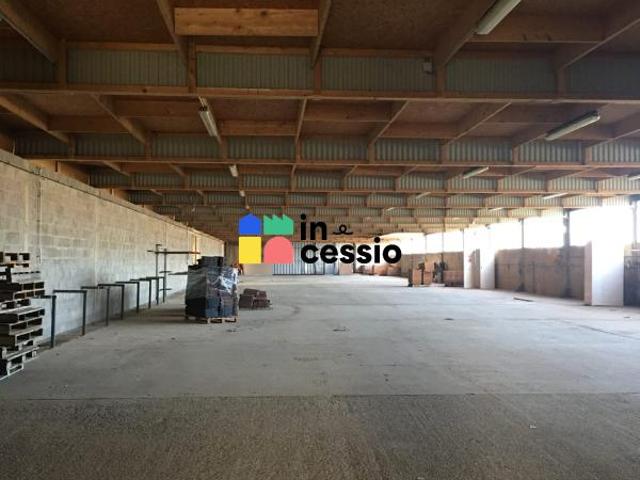 À VENDRE – Bâtiment d'activité d'environ 2 200 m²