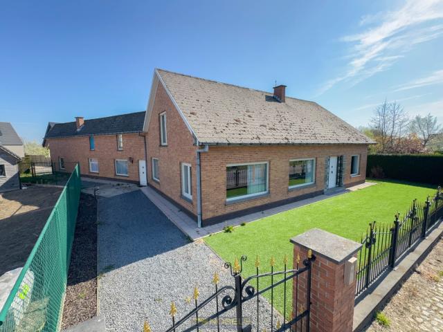 A vendre, bâtiment ouvert à rénover avec grand volume habitable à Gavere