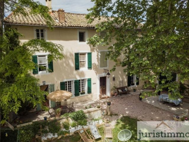 À Vendre Bâtisse de Caractère au Coeur de la Provence, à Tr
