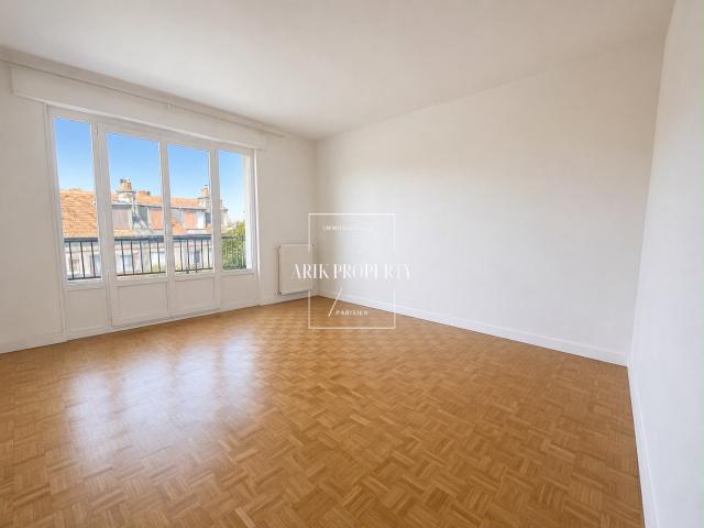 À vendre Bel appartement 3 pièces de 65 m2 avec balcon, cave et parking